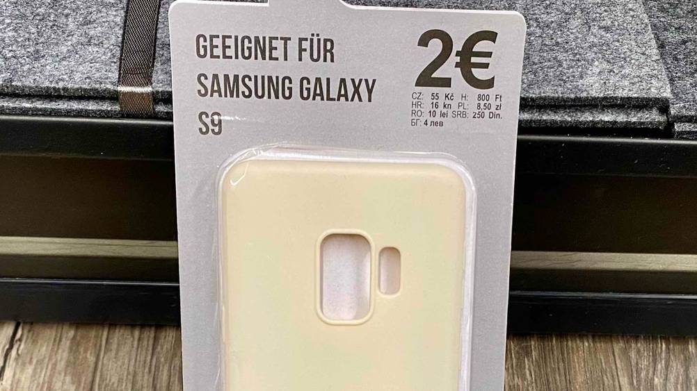 Nahaufnahme der Informationen auf der Vorderseite der Verpackten Samsung-Galaxy-S9-Hülle im Test.