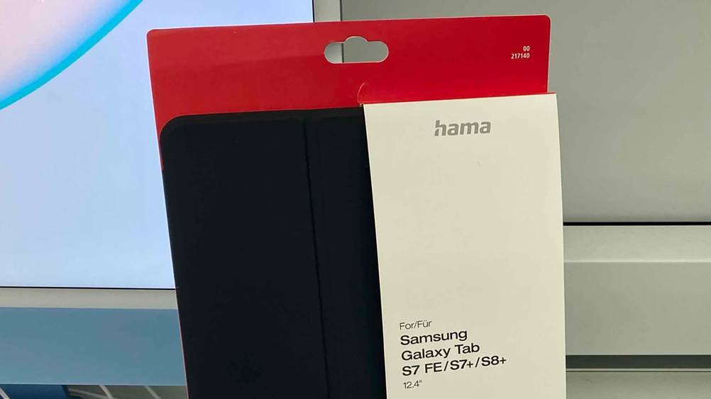 Nahaufnahme des Logos und der Artikelbezeichung auf der Verpackung einer getesteten Samsung-Galaxy-Tab-S7-Hülle.