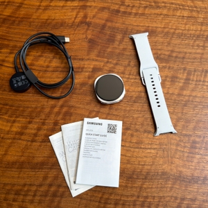 Der Lieferumfang der Samsung Galaxy Watch8 liegt auf einem Tisch