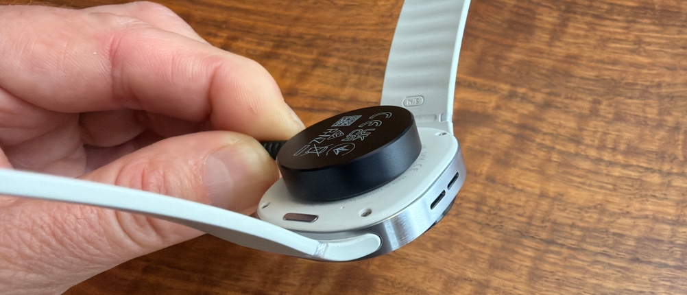 Das Ladegerät hängt an der Samsung Galaxy Watch8