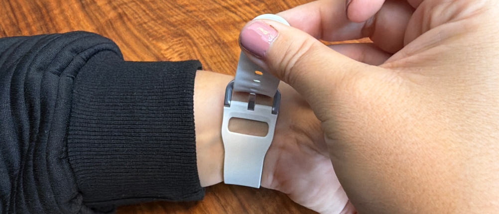 Eine Hand befestigt das Armband der Samsung Galaxy Watch8