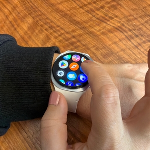 Ein Finger wischt durch das Menü der Samsung Galaxy Watch8