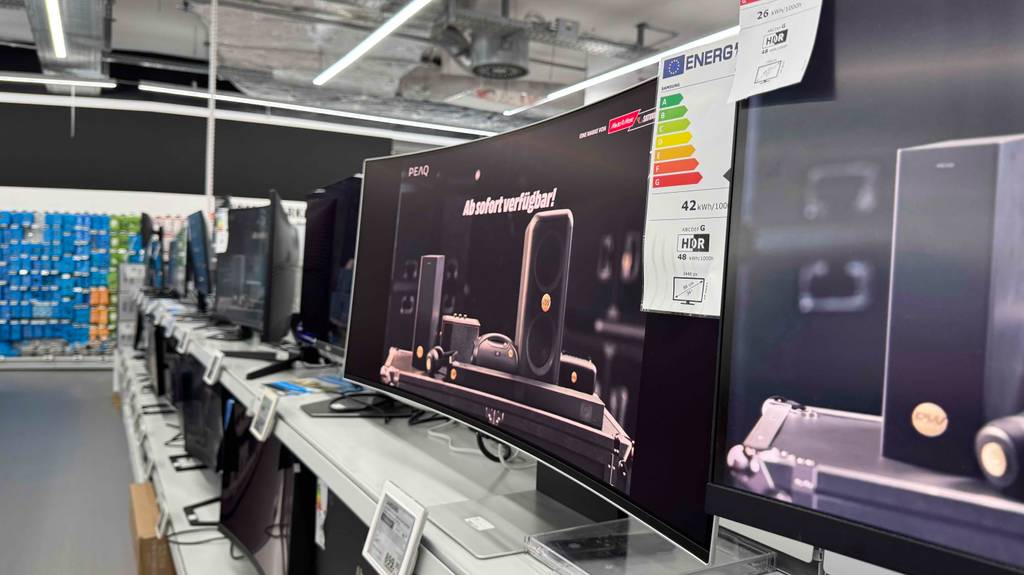 Samsung-Gaming-Monitor-Test: Blick auf Kurvenbiegung von rechts seitlich.