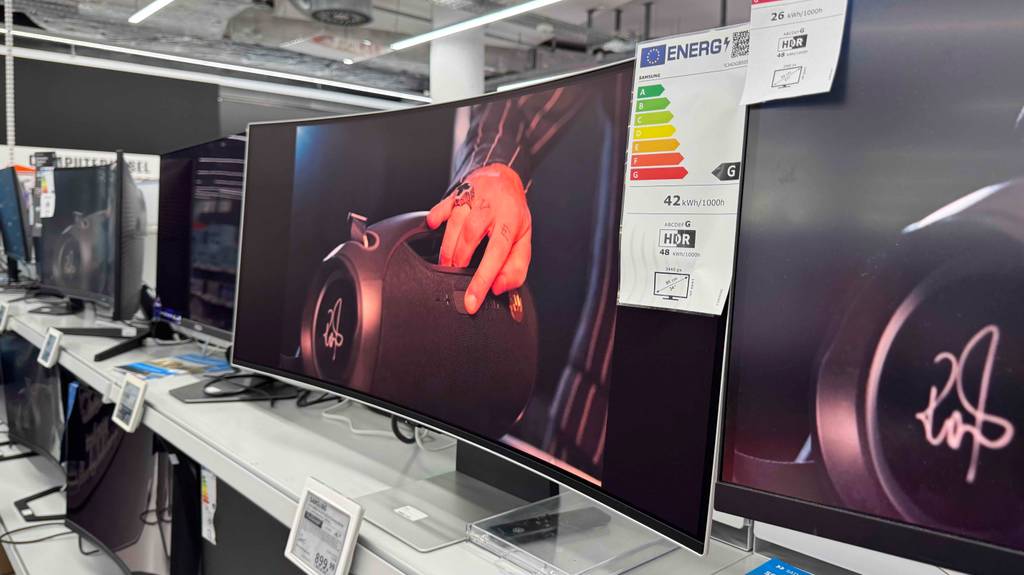 Blick von schräg seitlich auf einen Samsung-Gaming-Monitor im Test.