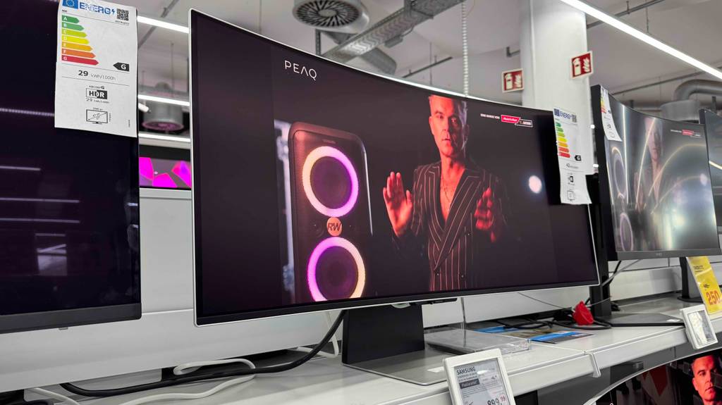 Blick auf den Stand eines getesteten Samsung-Gaming-Monitors.