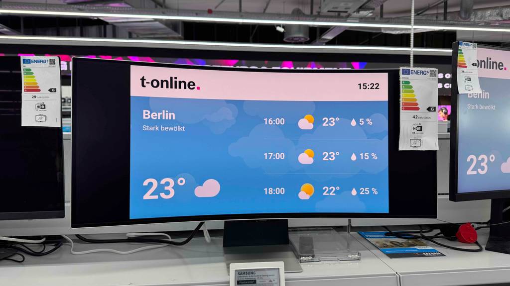 Frontansicht eines eingeschalteten Samsung-Gaming-Monitors im Test.