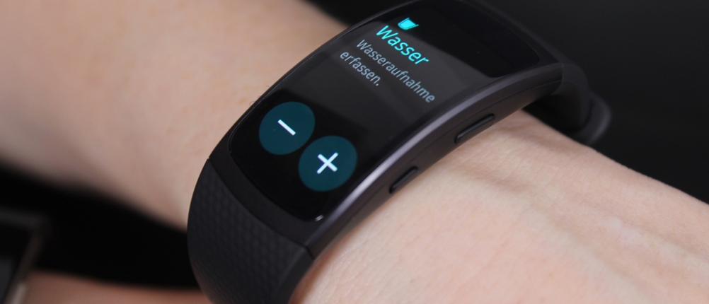 Fitness-Armband-Test: angeschaltetes Fitness-Armband am Handgelenk mit angezeigter Wasseraufnahme