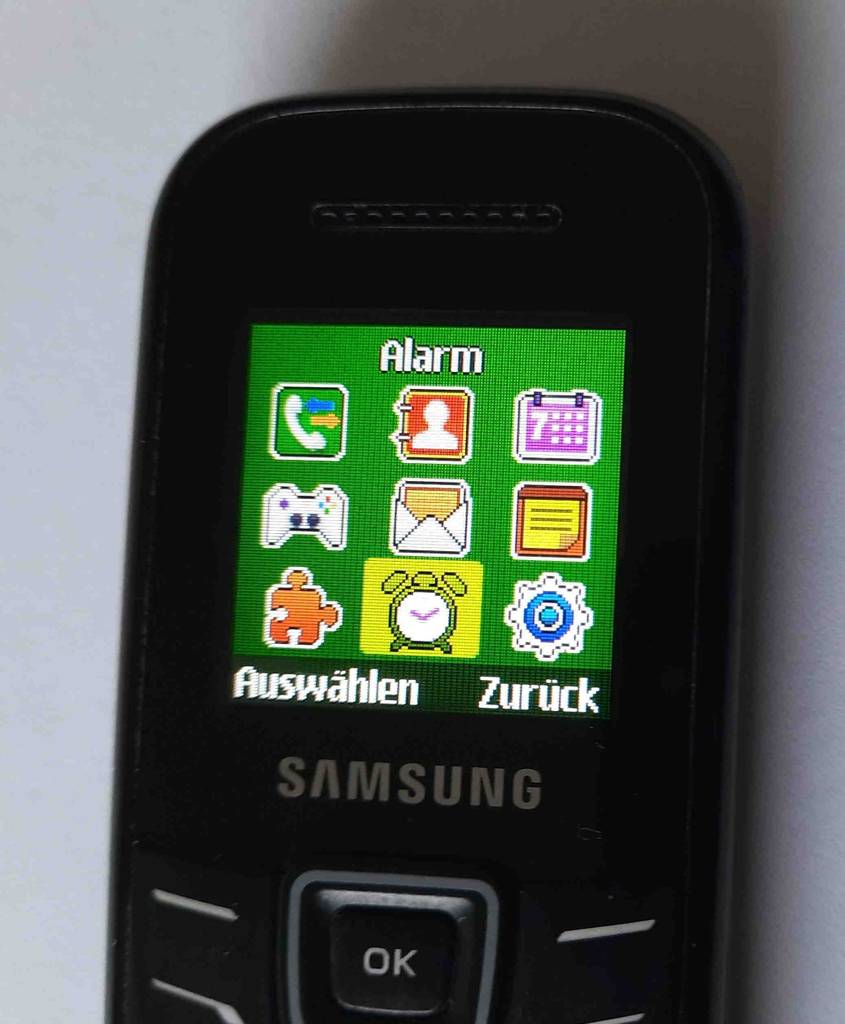 Im Test: ein Tastenhandy in Schwarz der Marke Samsung inklusive farbigem Bildschirm befindet sich vor einem weißen Hintergrund.