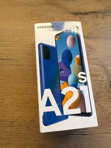 Die Verpackung des Samsung Galaxy A22 liegt auf dem Boden.