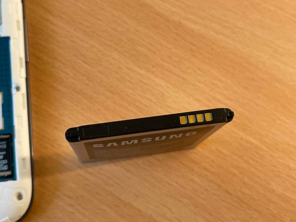 Samsung-Handy bis 300 Euro im Test: Nahaufnahme der Batterie von oben.