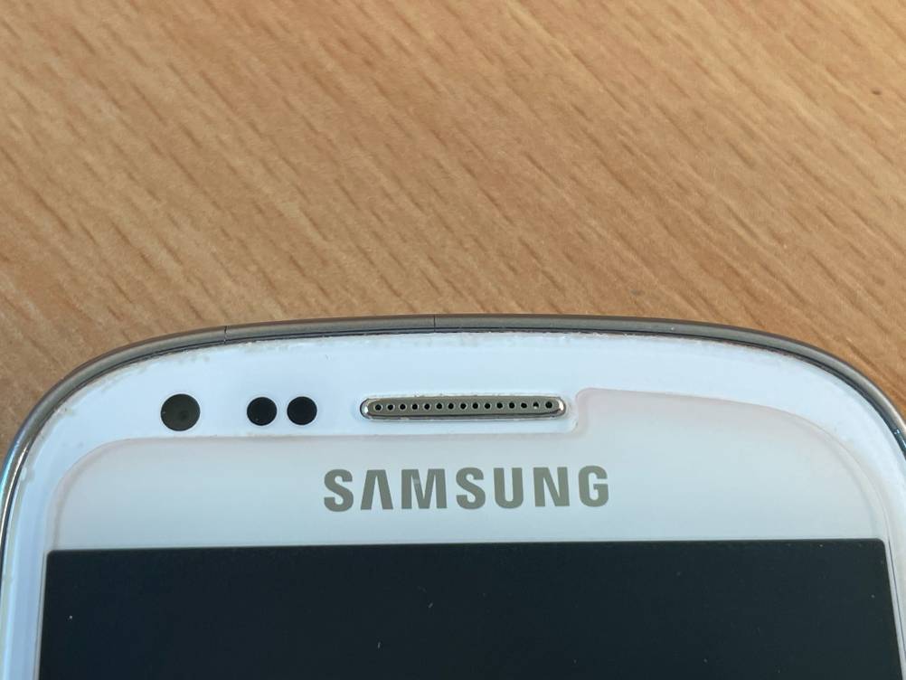 Im Test: Nahaufnahme der Vorderseite des Samsung-Handy bis 300 Euro mit Logo.