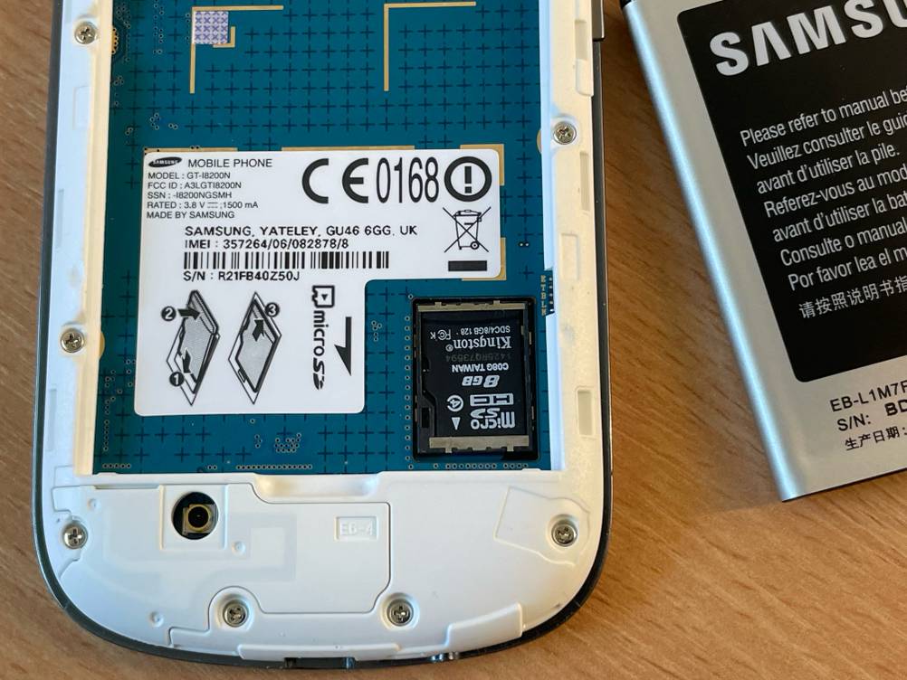 Samsung-Handy bis 300 Euro im Test: Nahaufnahme der Speicherkarte im Inneren.