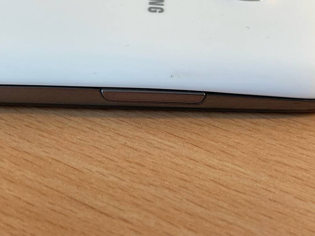 Samsung-Handy bis 300 Euro-Test: Nahaufnahme des SIM-Karten-Fachs.