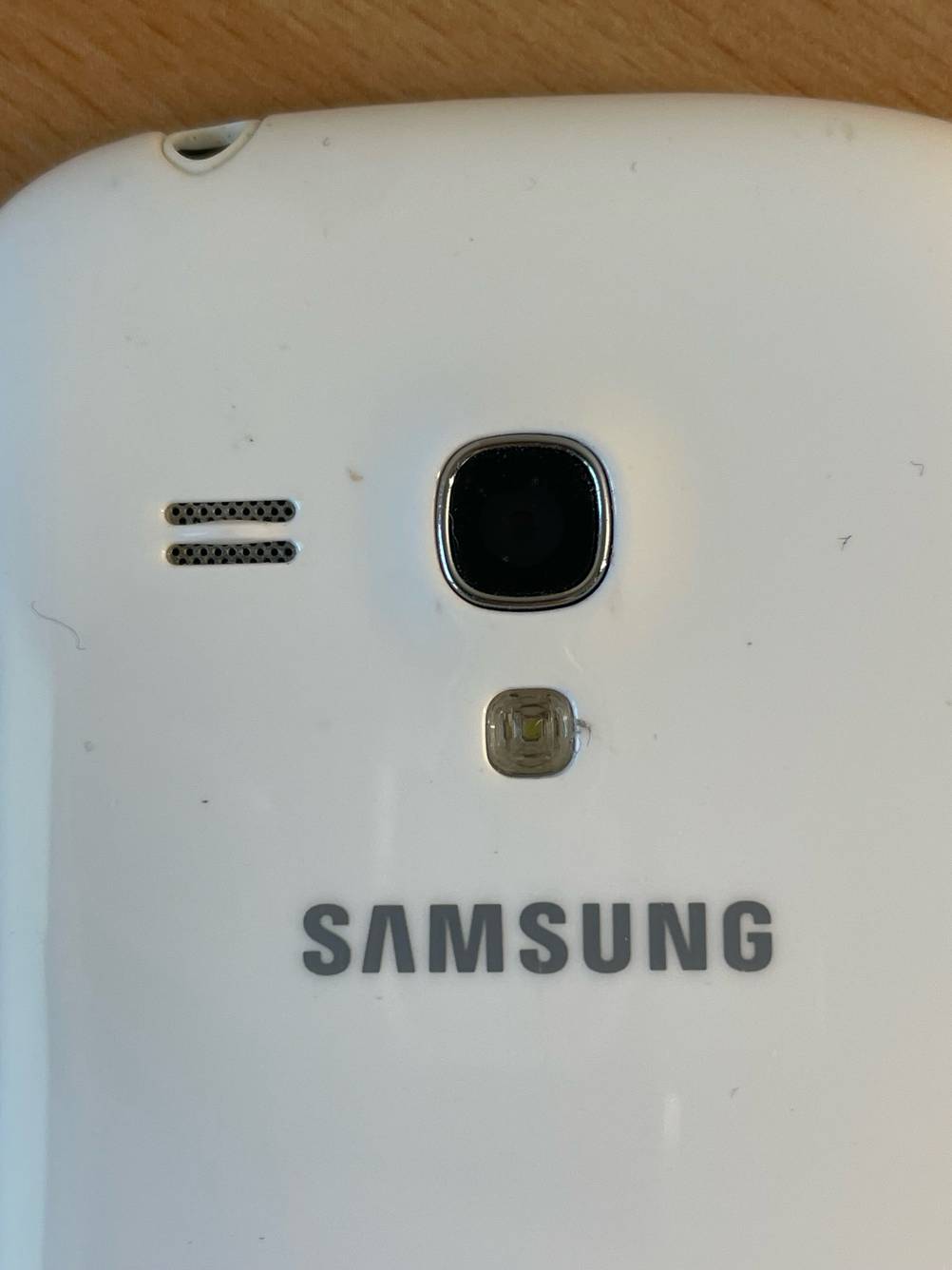 Samsung-Handy bis 300 Euro im Test: Nahaufnahme der Kamera und des Logos auf der Rückseite.