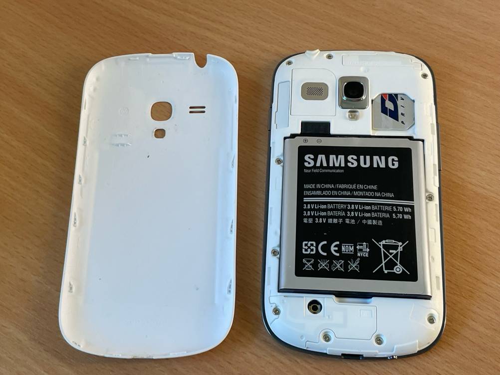 Getestetet: Ein geöffnetes Samsung-Handy bis 300 Euro auf einer Holzfläche.