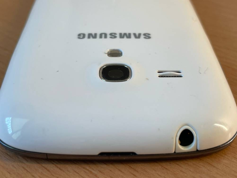 Samsung-Handy bis 300 Euro getestet: Nahaufnahme von der Rückseite von oben mit Kamera.