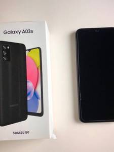 Das Samsung Galaxy A03s liegt neben der dazugehörigen Verpackung.