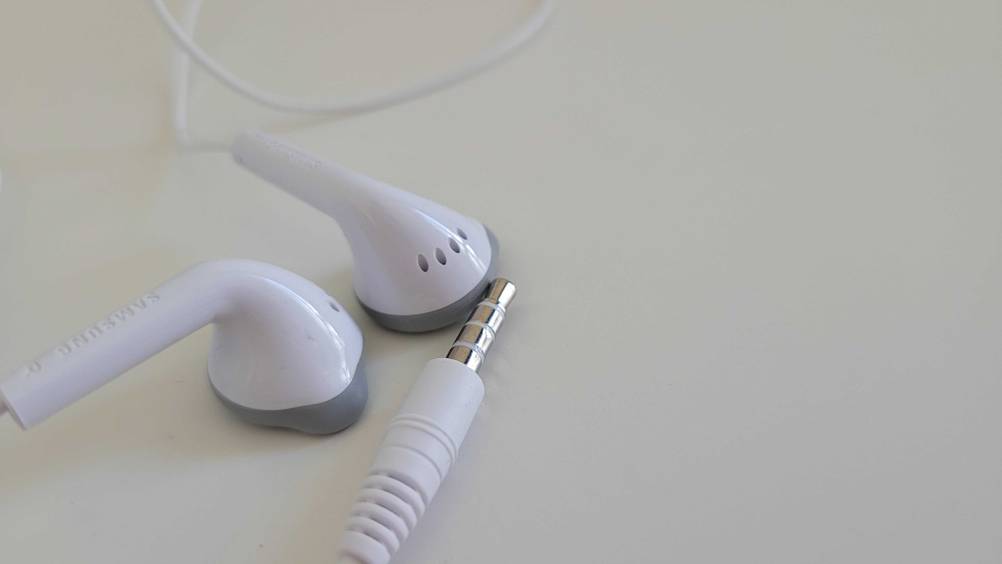 Samsung-In-Ear-Kopfhörer getestet: Nahaufnahme der Ohrstöpsel und des Anschlusssteckers.