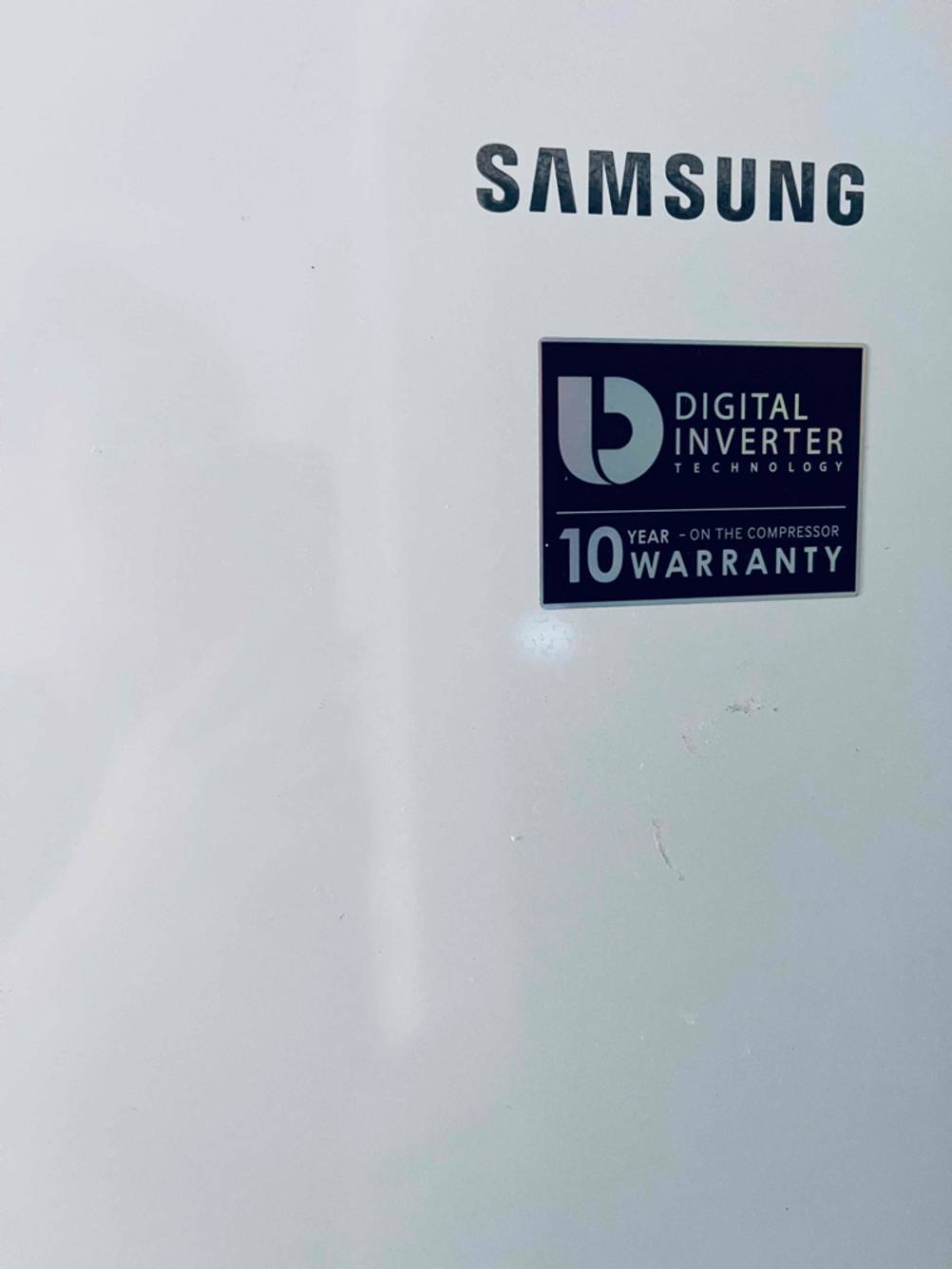 Samsung-Kühl-Gefrierkombination getestet: Nahaufnahme des Logos auf dem Gerät.