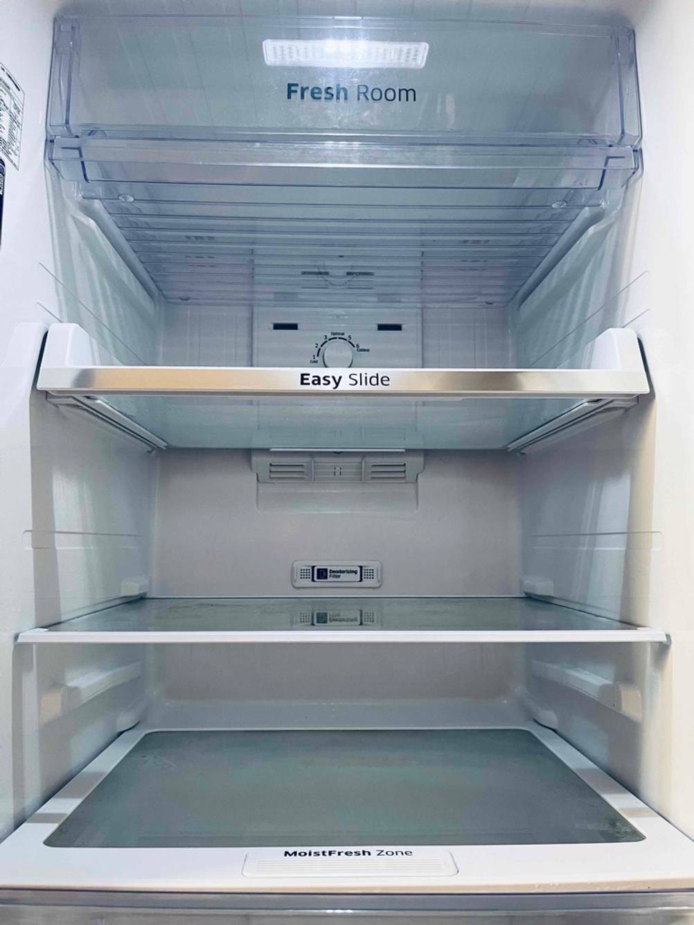 Blick von vorn auf den Innenraum einer getesteten Samsung-Kühl-Gefrierkombination.
