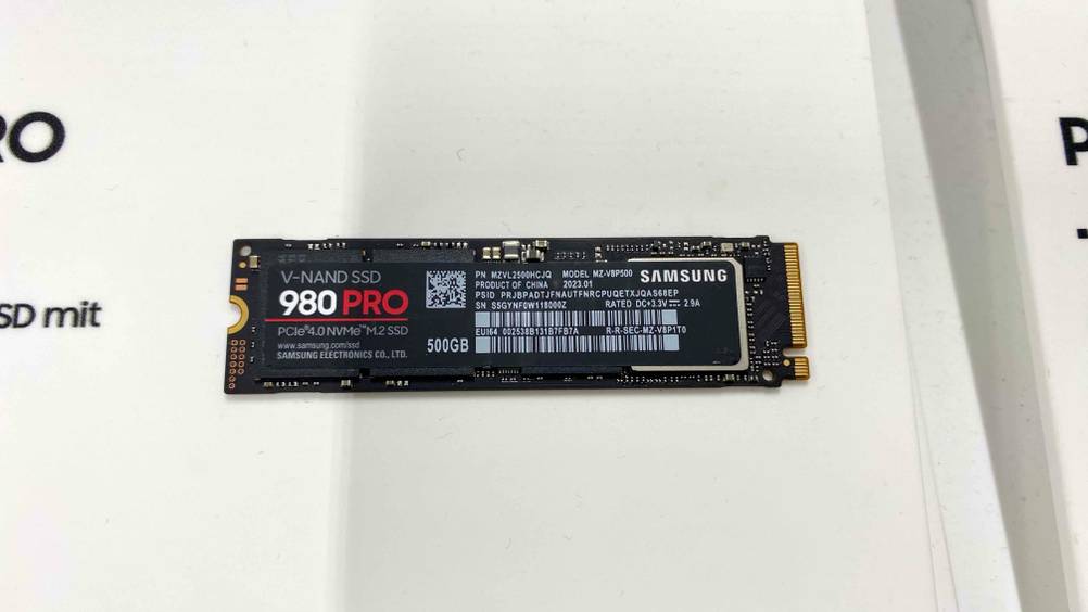 Im Test: Eine M.2-SSD (500 GB) von oben in einer weißen Fläche eingebettet.