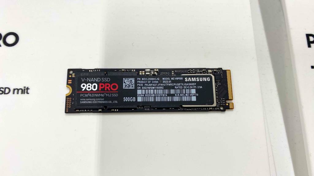2-TB-NAS-Festplatten im Test: Eine M.2-SSD (500 GB) von oben in einer weißen Fläche eingebettet.