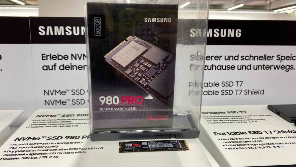 M.2-SSD (500 GB) getestet: Eine SSD in einer Infotafel eingebettet eine Originalverpackung steht darauf.