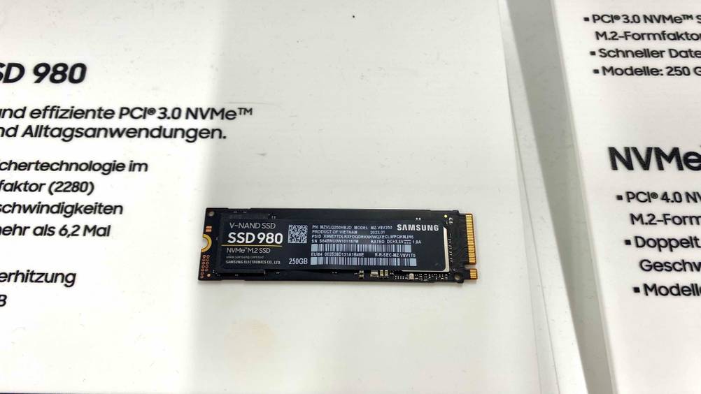 Eine getestete M.2-SSD von oben in einer Infotafel eingebettet.