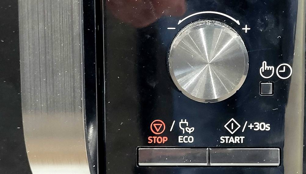 Samsung-Mikrowelle im Test: Nahaufnahme der Bedienelemente.