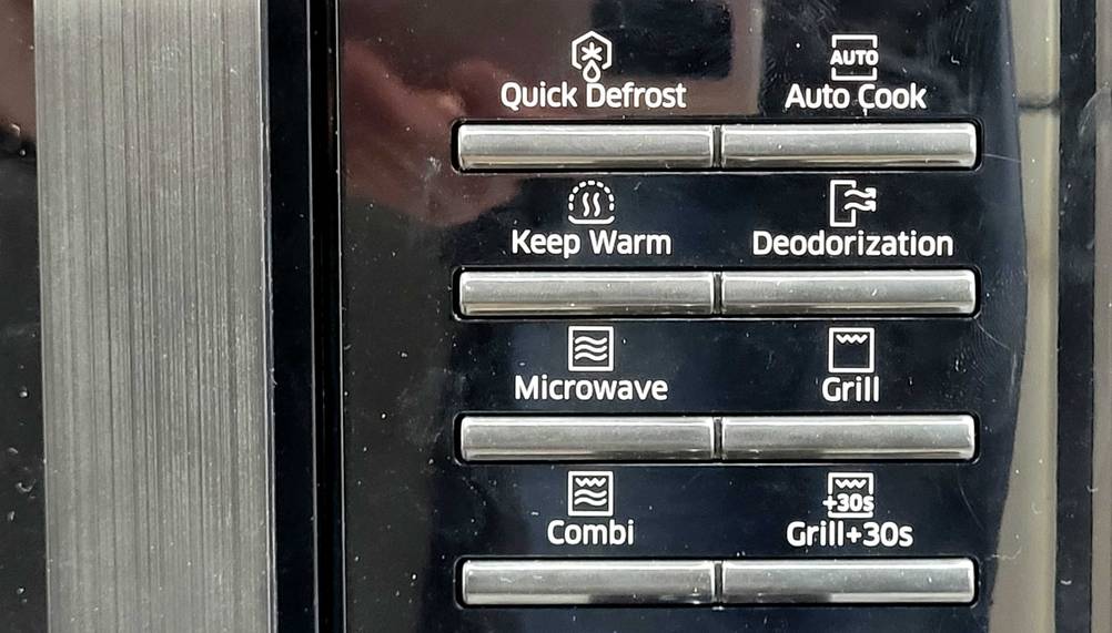 Samsung-Mikrowelle getestet: Nahaufnahme der Bedienelemente.