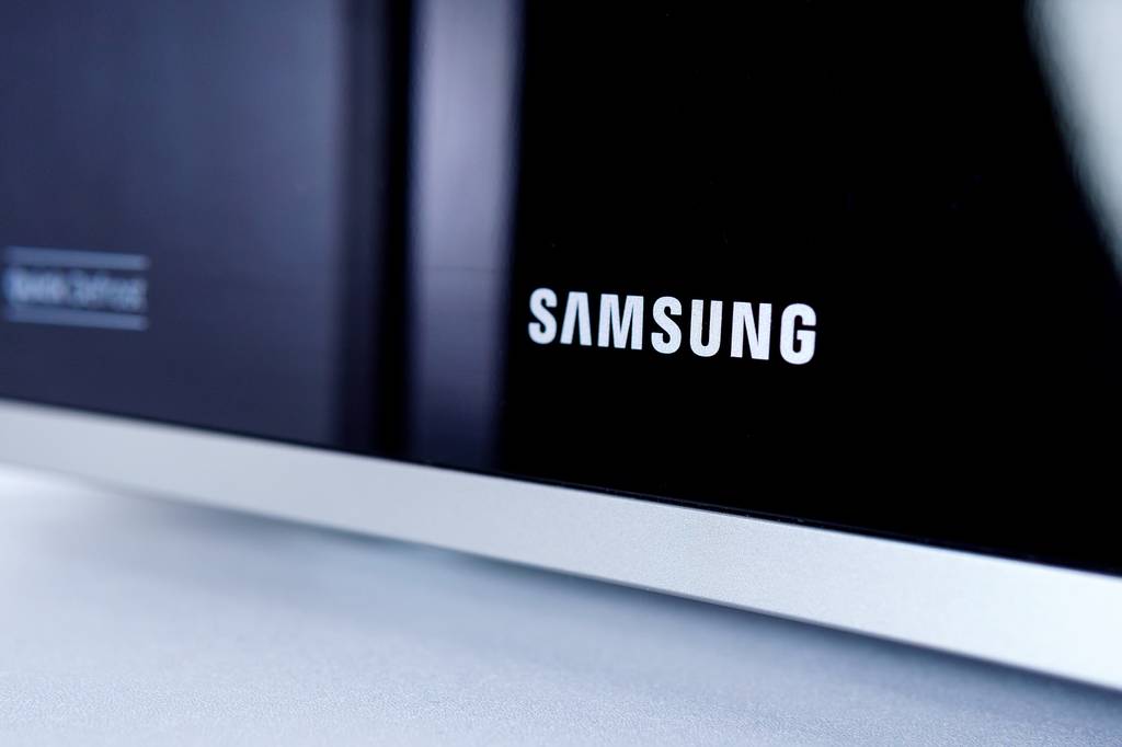 Samsung-Mikrowelle-Test: Nahaufnahme des Logos einer Samsung-Mikrowelle. 