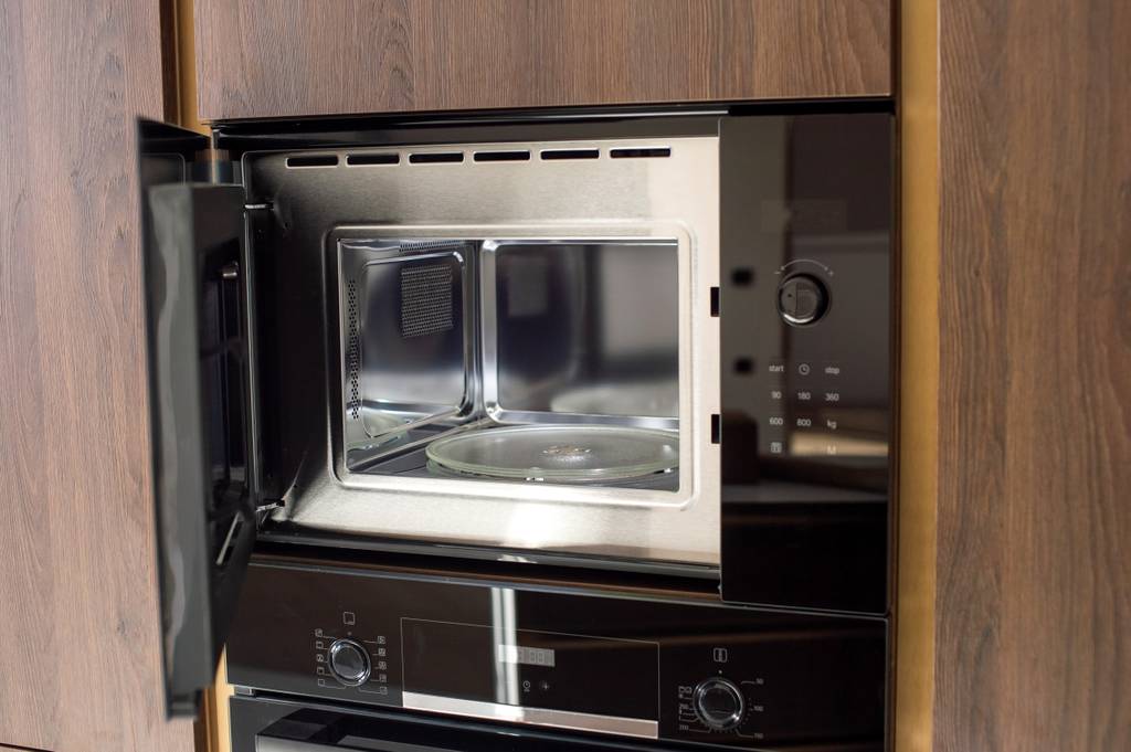 Samsung-Mikrowelle-Test: Einbaumikrowelle in einem Küchenschrank. 