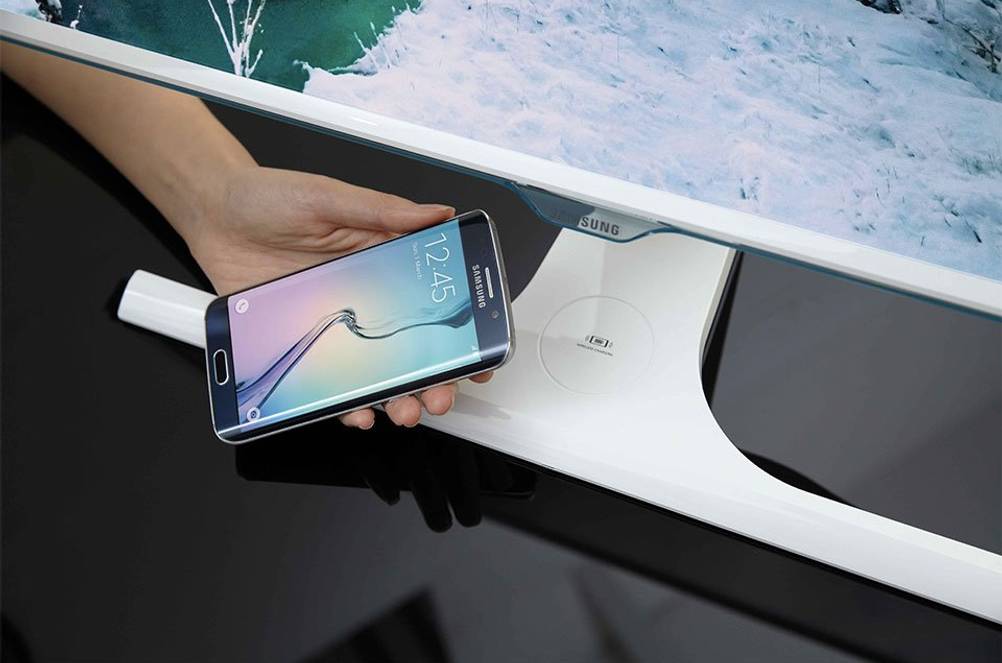 Qi-Induktikonsfläche im Standfuß eines Samsung-Monitors