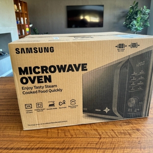 Der Karton der Samsung MW3500K steht auf einem Tisch