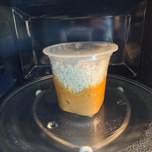 Ein Fertiggericht steht auf dem Drehteller der Samsung MW3500K