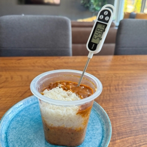 Ein Hygrometer in einem Fertiggericht zeigt 54,8°C an