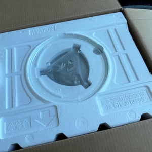 Der geöffnete Karton der Samsung MW3500K von oben