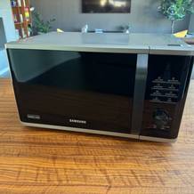 Die Samsung MW3500K steht auf einem Tisch