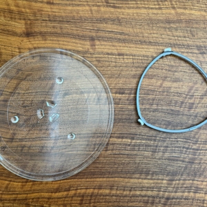 Der zweiteilige Drehteller der Samsung MW3500K liegt auf einem Tisch