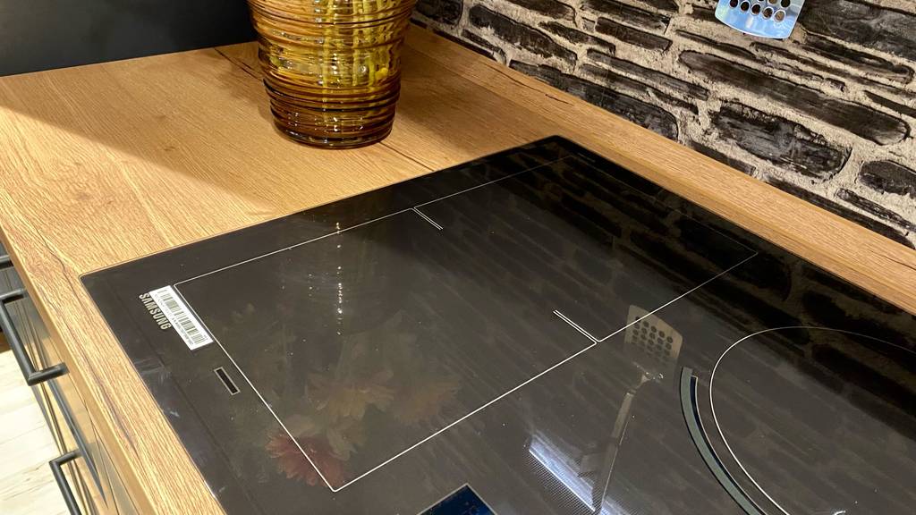 Getestet: Ein Kochfeld in 80 cm Größe der Marke Samsung ist in einer Holzarbeitsplatte eingelassen.