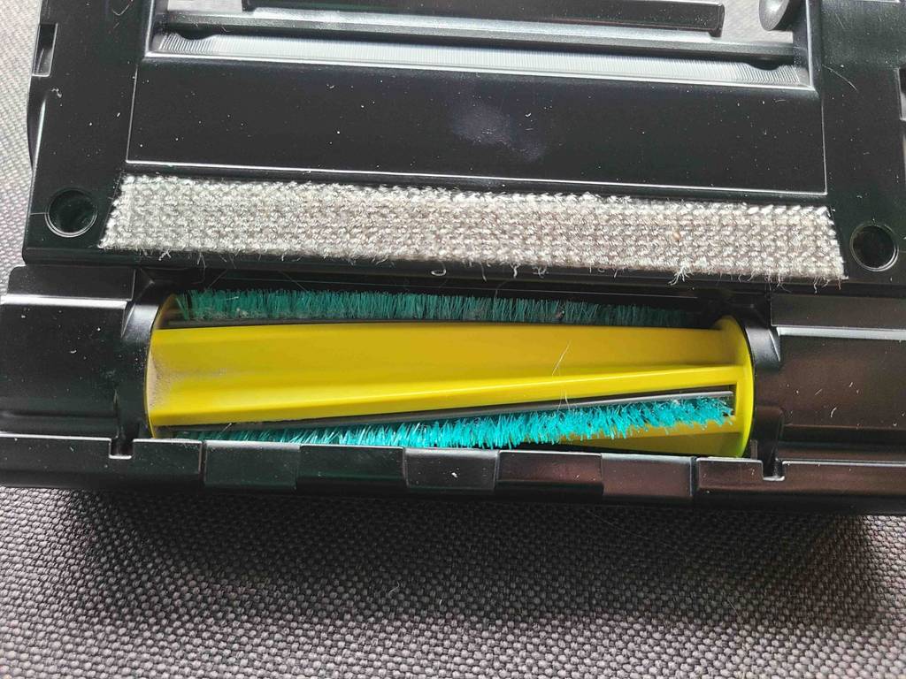 Detailansicht der Borsten einer getesteten Staubsauger-Tierhaarbürste.