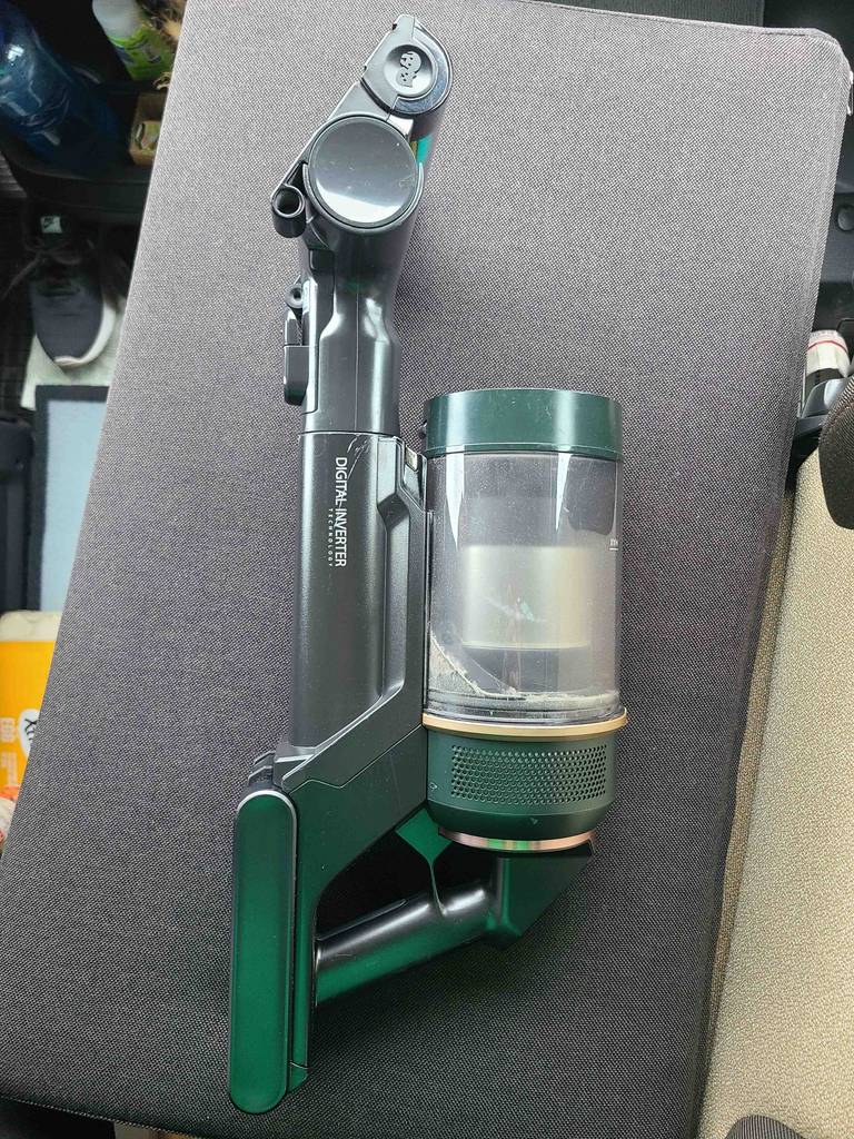 Im Test: Blick von oben auf einen Staubsauger mit Staubsauger-Tierhaarbürste.