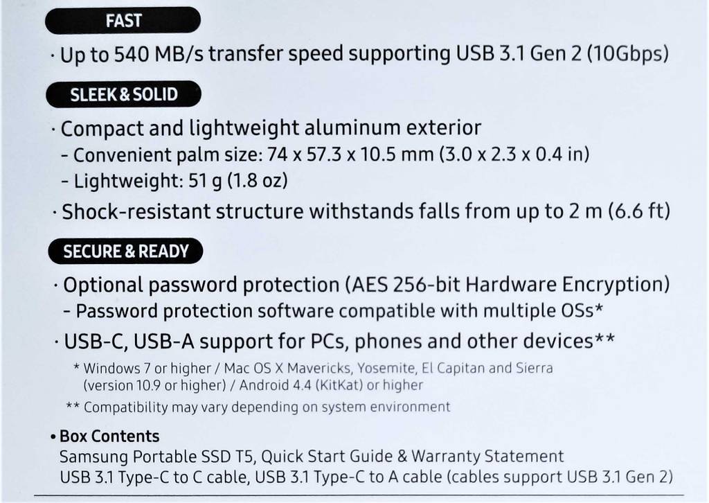 Detailansicht des weißen Blatts, beschriftet mit den Produkteigenschaften einer externen SSD-Festplatte im Test.