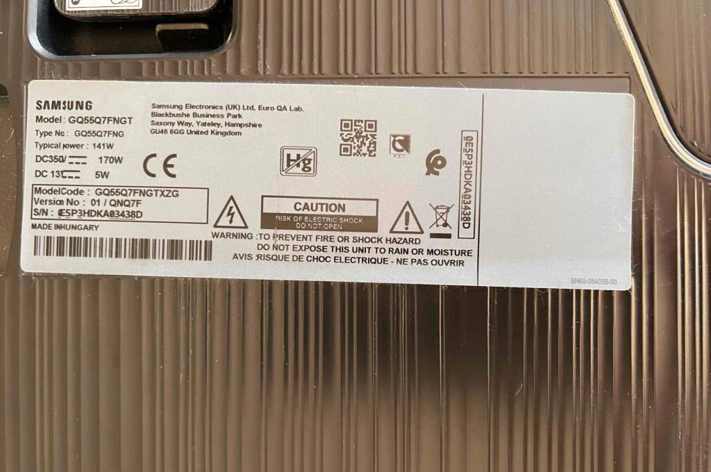Im Test: Detailaufnahme des Infolabels mit Modelbezeichnung eines 4K-Fernsehers.