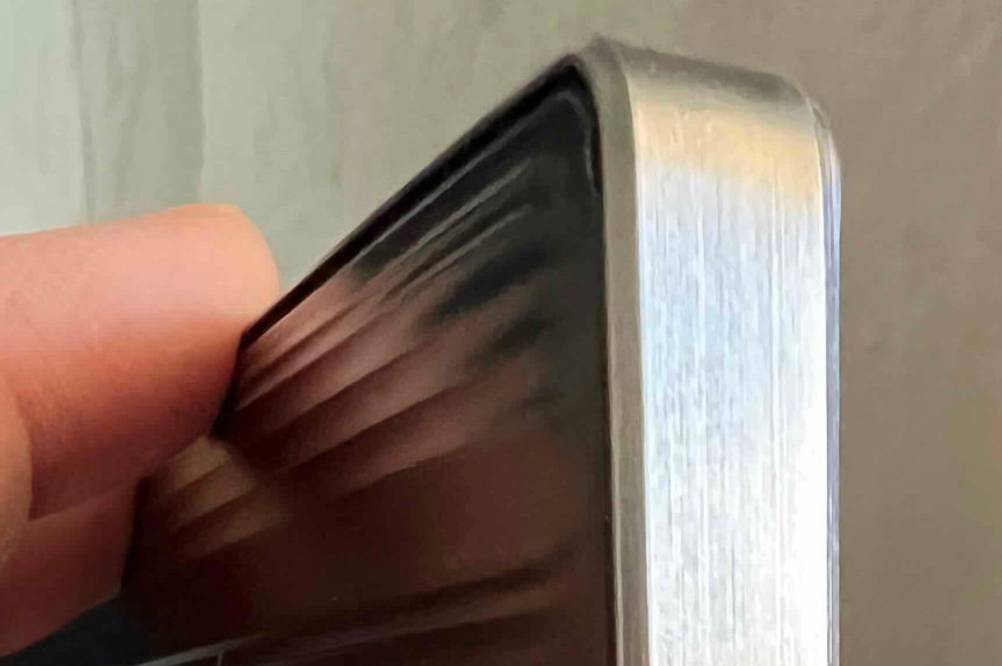 4K-Fernseher getestet: Nahaufnahme des Randes und der Struktur auf der Rückseite.