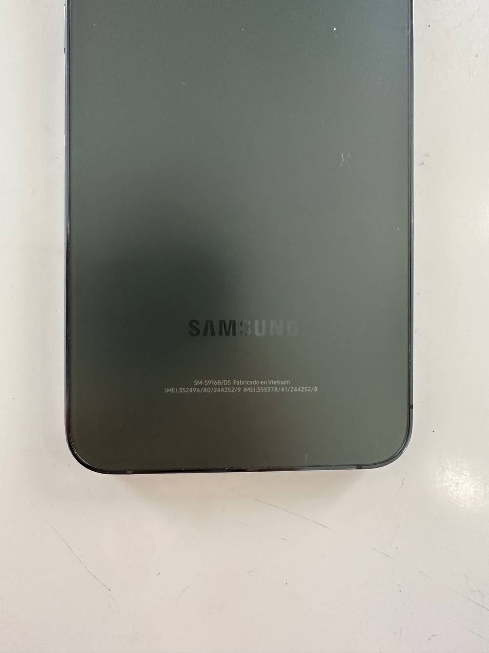 Auf der Rückseite eines getesteten Samsung Smartphones stehen Daten zum Model.
