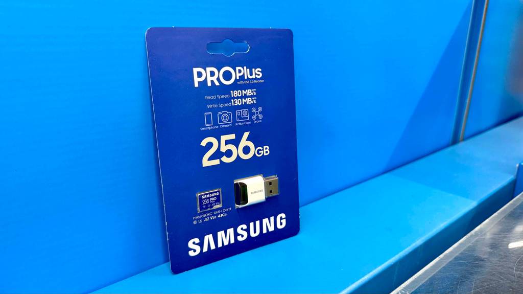 Eine verpackte SDXC-256GB steht getestet in einem blauen Regal.