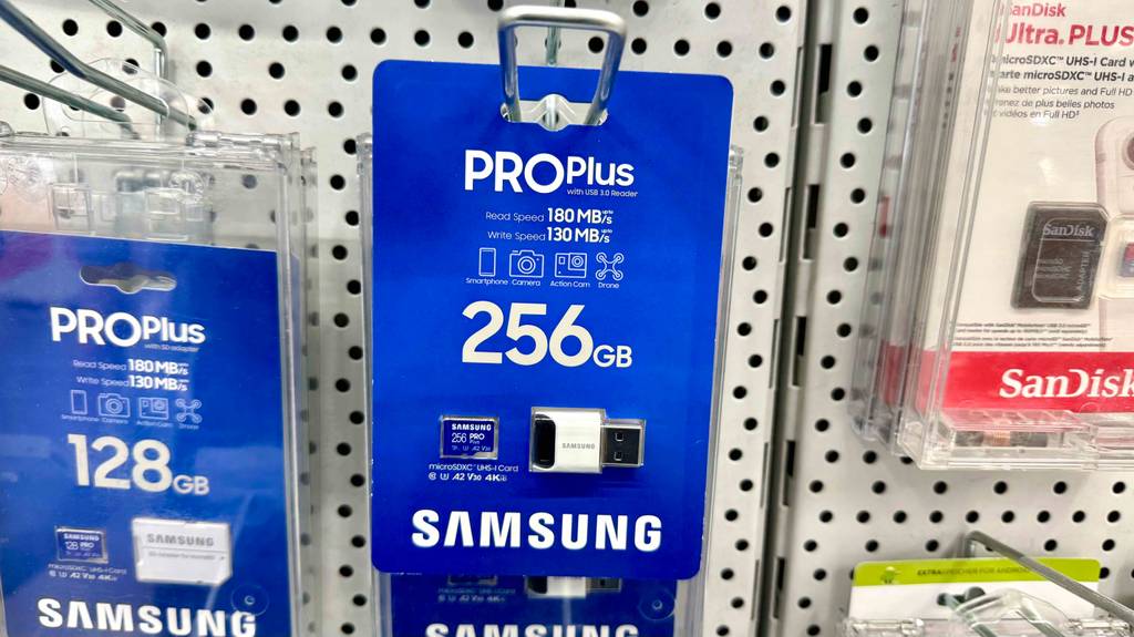 Eine SDXC-256GB hängt zum testen zwischen anderen Speicherprodukten.