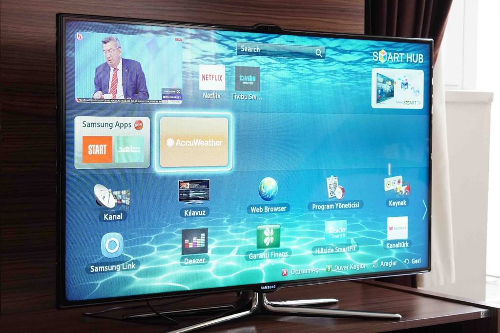Ein eingeschalteter Fernseher in der Frontansicht mit einem Menü im Test.