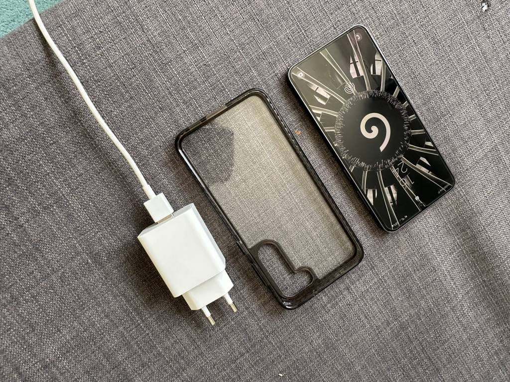 Ein Samsung-Smartphone mit Schutzhülle und Ladekabel im Test.